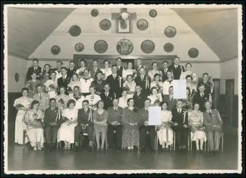 Foto 17x12cm - Gruppenfoto in Festkleidung - Wand hängen Teller Jagdmotive 1938