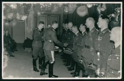Foto 17x11cm Gruppenfoto uniformierter Männer Soldaten die in einer Halle stehen