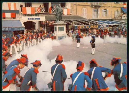 AK - Saint-Tropez La Bravade - Fest historische Uniformen Gewehre Platz vor Café