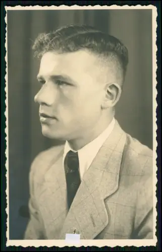Foto AK - Studio-Porträtfoto  junger Mann - Revers des Anzugs Nappo Pin Pimpf
