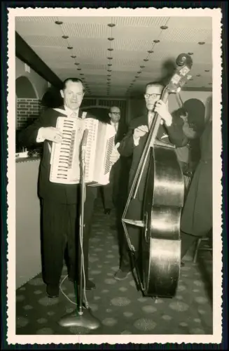 Foto AK - 2 Musiker im Anzug spielen Akkordeon und Kontrabass vor Publikum 1953