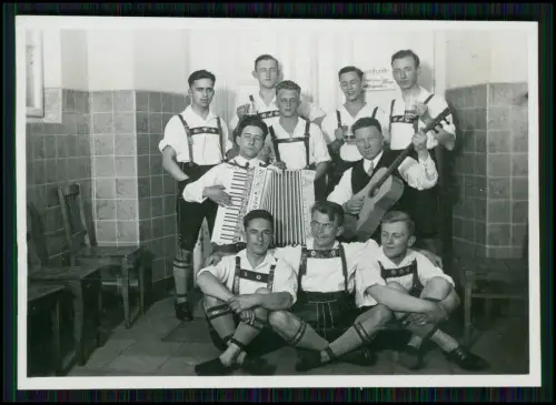 Foto - Burschen in Tracht Lederhose Akkordeon Gitarre – zünftige Stimmung Bayern