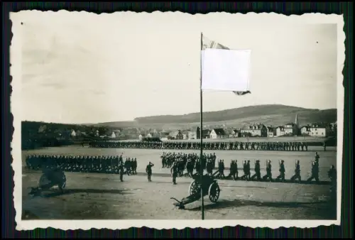 Foto - Soldaten Kaserne Gelände mit Pak - Hintergrund Dorf und Hügel