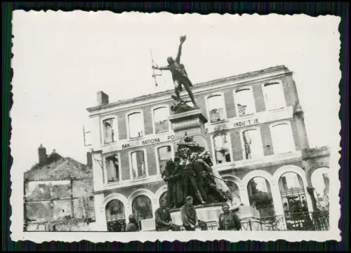 2x Foto  Maubeuge beschädigt Gebäude - Wehrmacht Soldaten - Statue de Wattignies