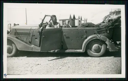 Foto - Wehrmacht Beute Fahrzeug PKW viele Einschusslöcher - Küste Frankreich