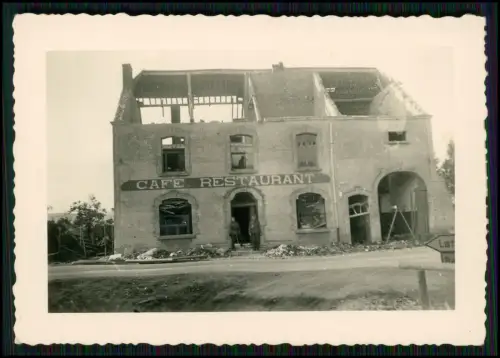 Foto - Zerstörtes Café-Restaurant Frankreich - Fassade stark beschädigt Soldaten