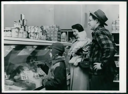 Foto 24x18cm - Familie Einkaufen vor Fleischtheke in USA Supermarkt 1950er Jahre