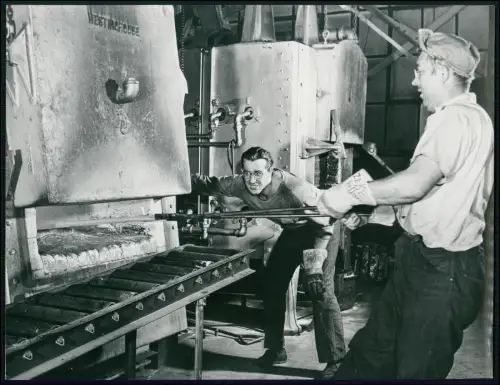 Foto 24x18cm Stahlarbeiter in USA bei der Arbeit am Hochofen in den 1950er Jahre