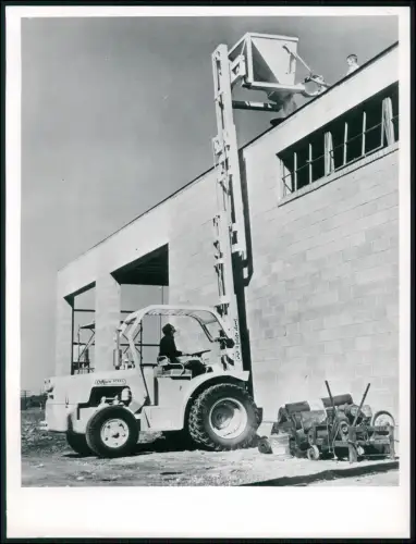 Foto 20x18cm - Gabelstapler hebt Betonelemente auf Baustelle - Tracto-Lift 1957