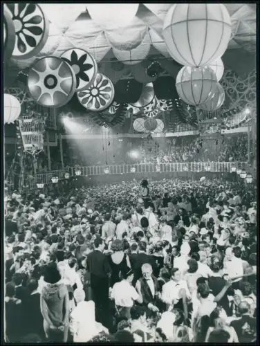 Foto 24x18cm - Karneval dichtes Publikum festlicher Dekoration in Brasilien 1957
