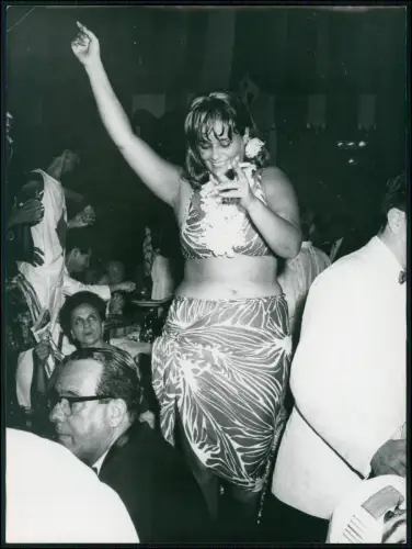 Foto 24x18cm Tanzende Frau in Karneval in Rio - umgeben feierndes Publikum 1957