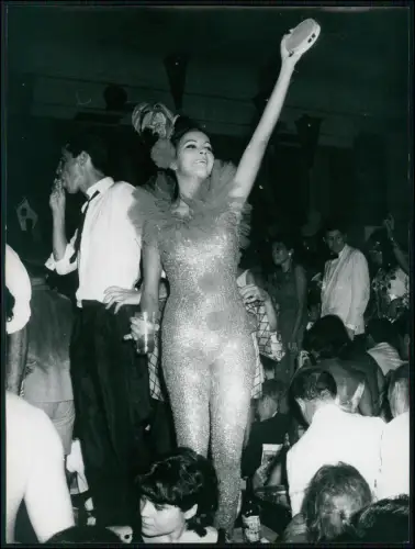 Foto 20x18cm Frau Glitzerkostüm mit Tamburin tanzt Rio Brasilien Karneval 1957