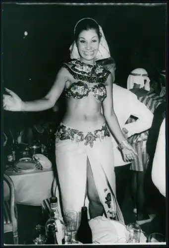 Foto 24x18cm Frau in Bauchtanzkostüm breites Lächeln Karnevalsfeier in Rio 1957