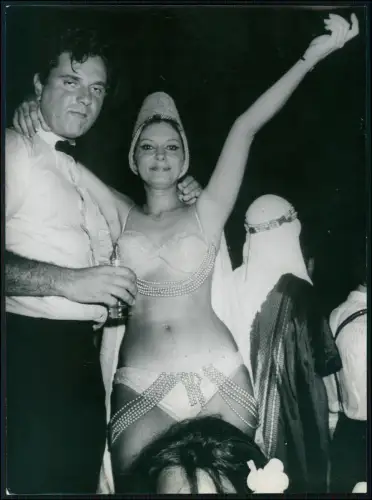 Foto 20x18cm Paar posiert bei Karnevalsparty Frau in Bikini mit Perlen Rio 1957
