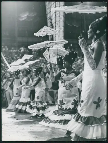 Foto 20x18cm - Karneval Rio Tänzerinnen Handschuhe Schirm festlicher Parade 1957