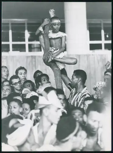 Foto 24x18cm - Junge Stammesschmuck mitten in Karnevalsmenge Rio Brasilien 1957