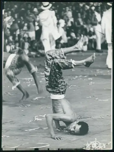 Foto 24x18cm - Akrobat zeigt Handstand auf dem Kopf Karneval Rio Brasilien 1957