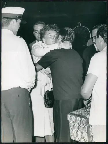Foto 20x18cm - Herzliche Umarmung nächtliche Ankunft Karneval Rio Brasilien 1957