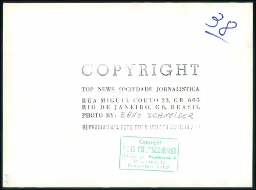 Foto 24x18cm - Herzliche Umarmung nächtliche Ankunft Karneval Rio Brasilien 1957