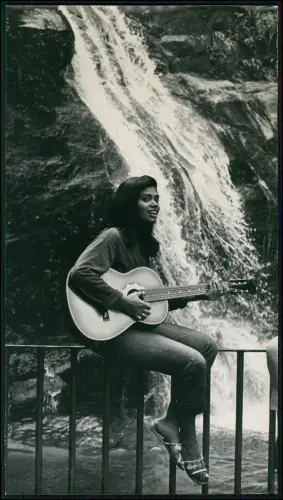 Foto 20x14cm Frau mit Gitarre sitzt lächelnd vor Wasserfall - Rio Brasilien 1958