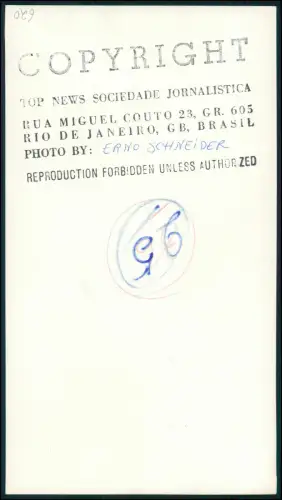 Foto 24x14cm Frau mit Gitarre sitzt lächelnd vor Wasserfall - Rio Brasilien 1958