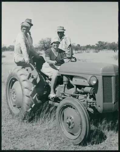 Foto 20x18cm Frau auf Traktor im Feld - Deutsche Farmerin in Südwestafrika 1955