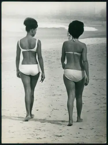 Foto 24x18cm - 2 Frauen im Bikini gehen am Strand entlang - Rio Brasilien 1957