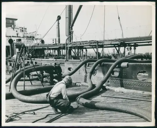 Foto 25x21cm  Arbeiter schließt Ölschläuche an Tankschiff Hafen Los Angeles 1955