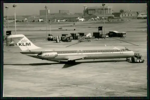 Foto 12x8cm - Flugzeug KLM DC-9 am Flughafen - wird von Schlepper gezogen