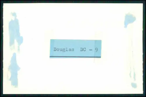 Foto 12x8cm - Flugzeug KLM DC-9 am Flughafen - wird von Schlepper gezogen