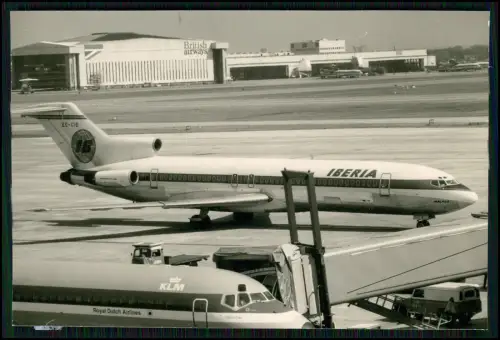 Foto 12x8cm - Flugzeug - Iberia Boeing 727 rollt am KLM-Flugzeug vorbei Rollfeld