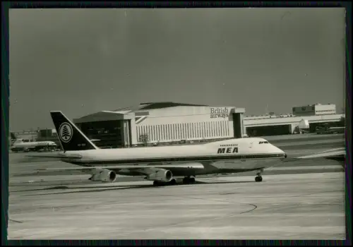 Foto 12x8cm - Flugzeug MEA Boeing 747 rollt vor British Airways-Hangar Rollfeld