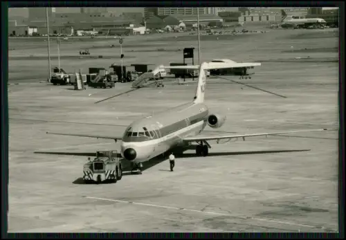 Foto 12x8cm - Flugzeug - KLM DC-9 wird vom Schlepper rückwärts gezogen Rollfeld