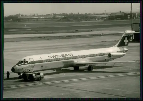Foto 12x8cm - Flugzeug - Swissair DC-9 wird von Schlepper am Rollfeld gezogen