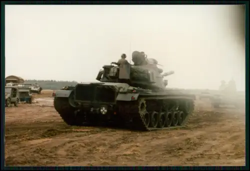 Foto 13x9cm - Panzer Tank - M-109 Panzerhaubitze - und andrer im Feld