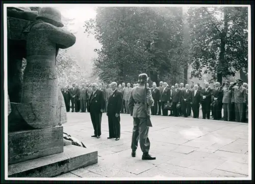 Foto 18x13cm Würzburg Kriegerdenkmal Husarenwäldchen Veteranen Kranzniederlegung