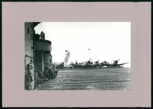 US-Navy Flugzeugträger Szene:  Rauch steigt über Meer, japanischer Zero Absturz