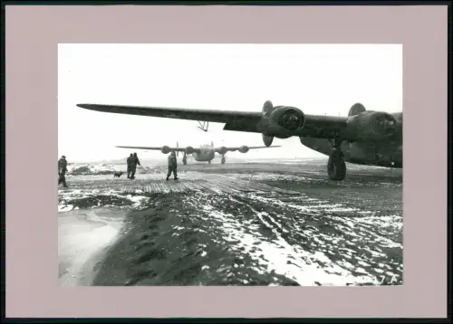 Foto Flugzeug - USAAF B-24 LIBERATOR - Landung nach Luftangriff Schneesturm 2.WK