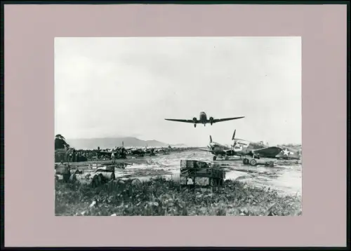 Foto Flugzeug  WWII C-47 über US P-40 Jäger Start Myitkyina Japan Air Base Burma