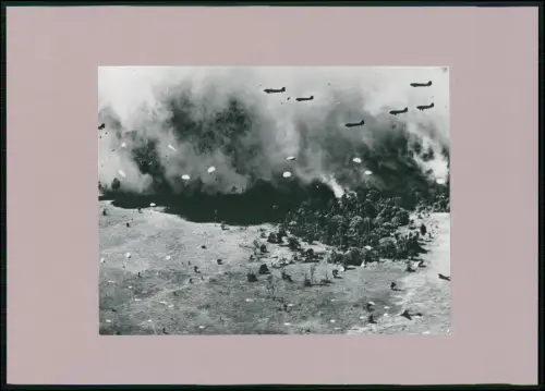Foto Flugzeug - US PARATROOPER LANDING New Guinea Nov. 1943 WWII Fallschirmjäger