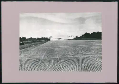 Foto Flugzeug - WWII AIRFIELD CONSTRUCTION - UN Forces Engineers Build Runway