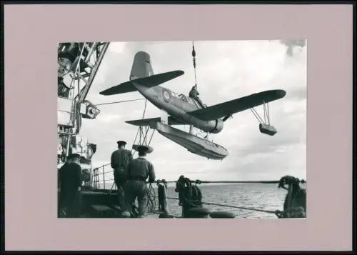Foto Flugzeug - US NAVY Vought OS2U KINGFISHER - WWII - Seaplane Hoisting Aboard