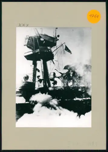 Foto Pearl Harbor 1942 Japanischer Angriff - Schlachtschiff Beschädigung Flammen