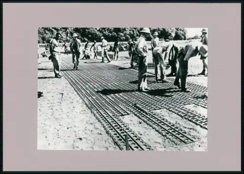 Foto Soldaten Flugplatzbau Verlegung Stahlmatten für die Start- und Landebahnen
