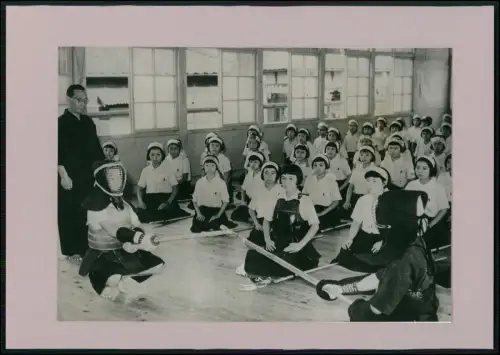 Foto JAPAN MÄDCHEN lernen Stockfechten Kampfsport japanischen Jugendausbildung