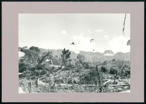 Foto RAF Luftversorgung Arakan Birma 1944 - Westafrikanische Truppen Fallschirm