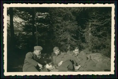 Foto - Wehrmacht Funker Nachrichtentruppe Soldaten mit Funkgerät Antenne im Wald