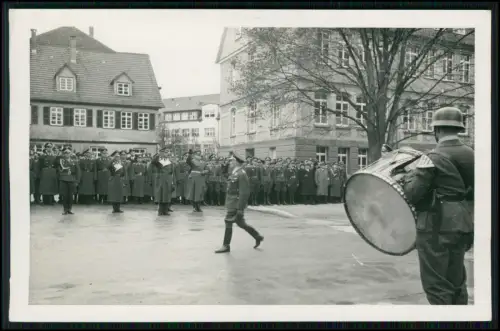 Foto AK - Wehrmacht Vereidigung o.ä. -  Trommler Soldaten Kasernenhof  Straße...