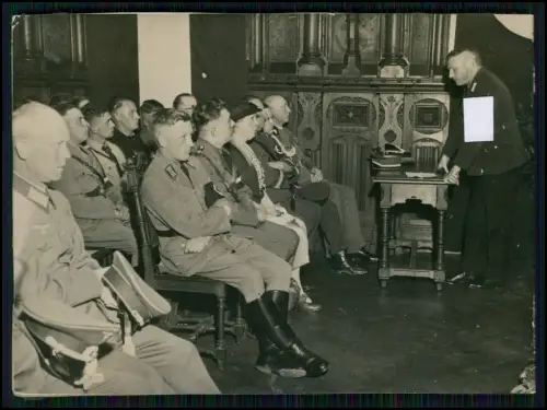 Foto AK - Wehrmacht Soldaten - Sitzung Rede Innenaufnahme Kassel ?