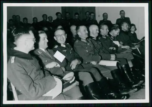 Foto AK - Wehrmacht Gruppenfoto Soldaten sitzend in einer Reihe .....